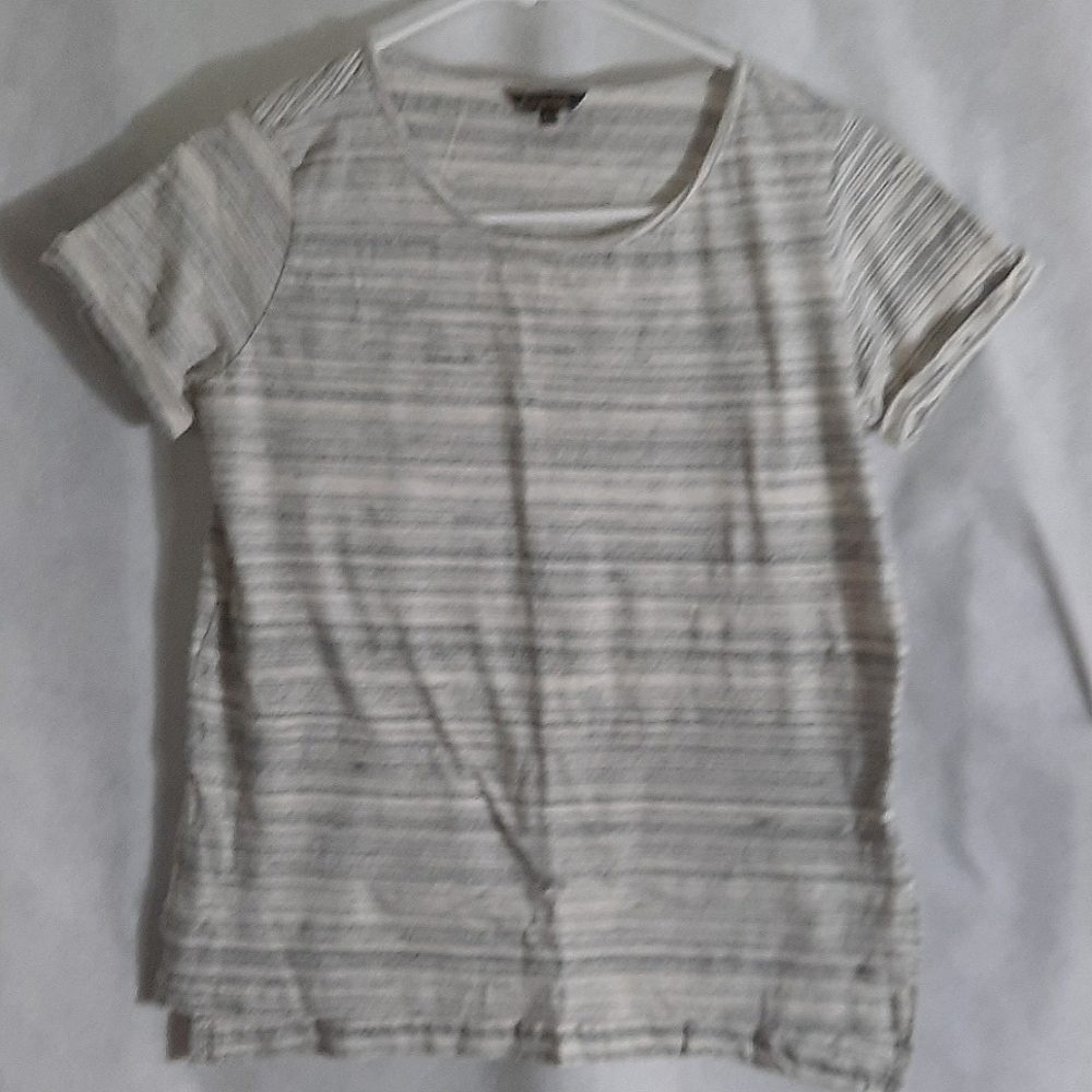 Grey/white top
